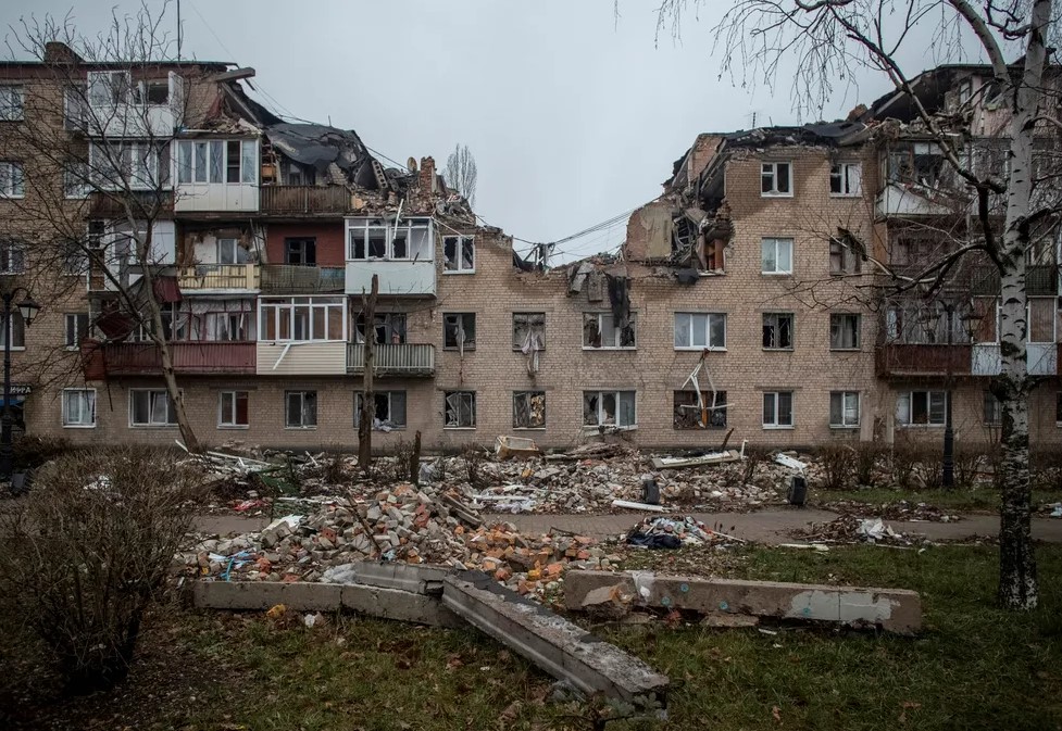 Жилая пятиэтажка в городе Бахмуте (Артемовск), разрушенная попаданием ракеты