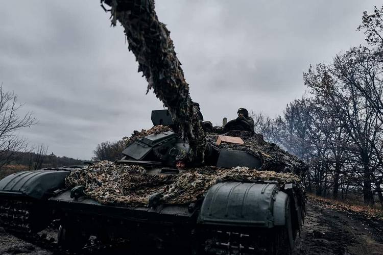 Украинские танкисты выдвигаются на позиции