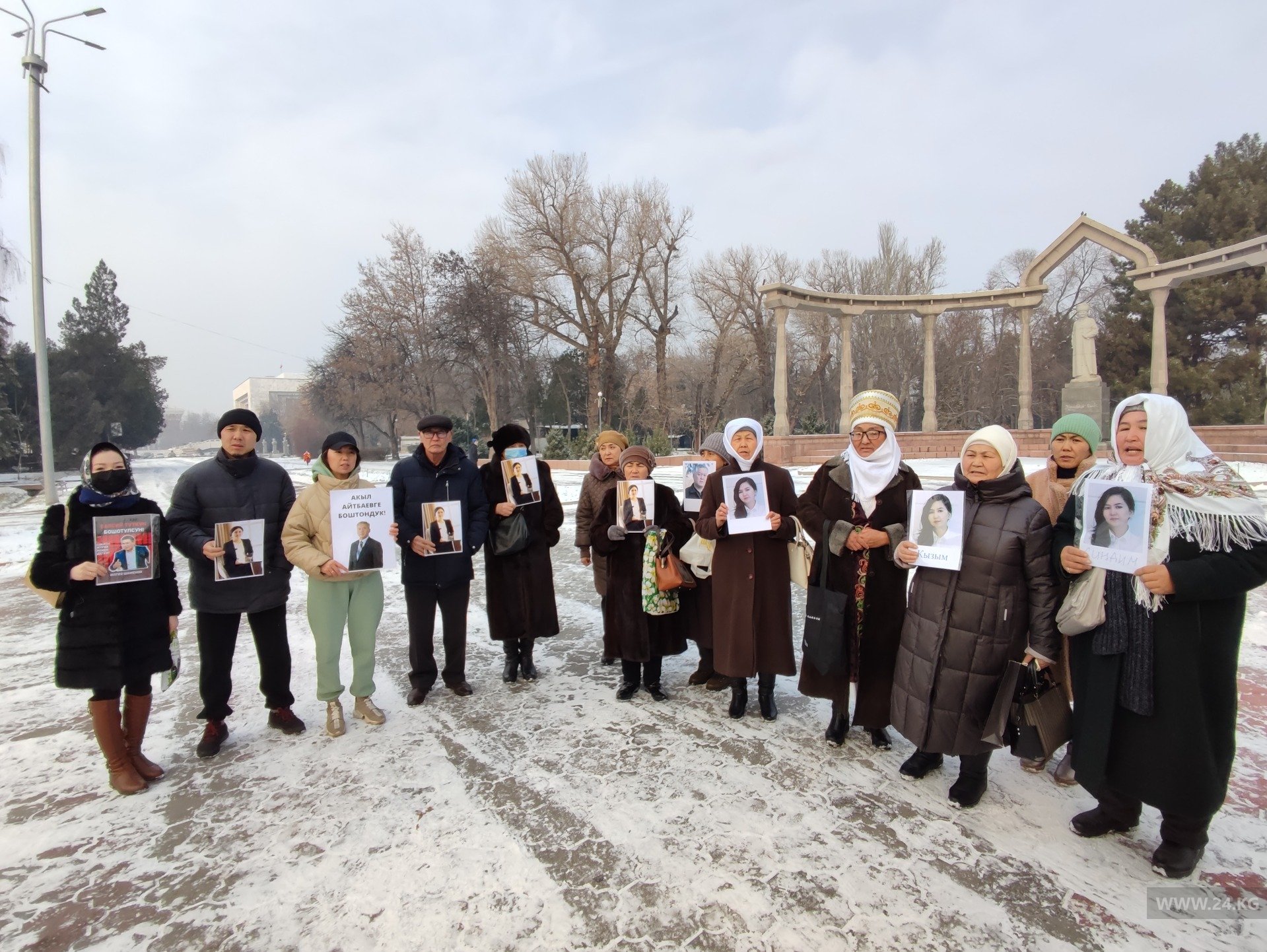 В Бишкеке родственники задержанных активистов вновь вышли на акцию