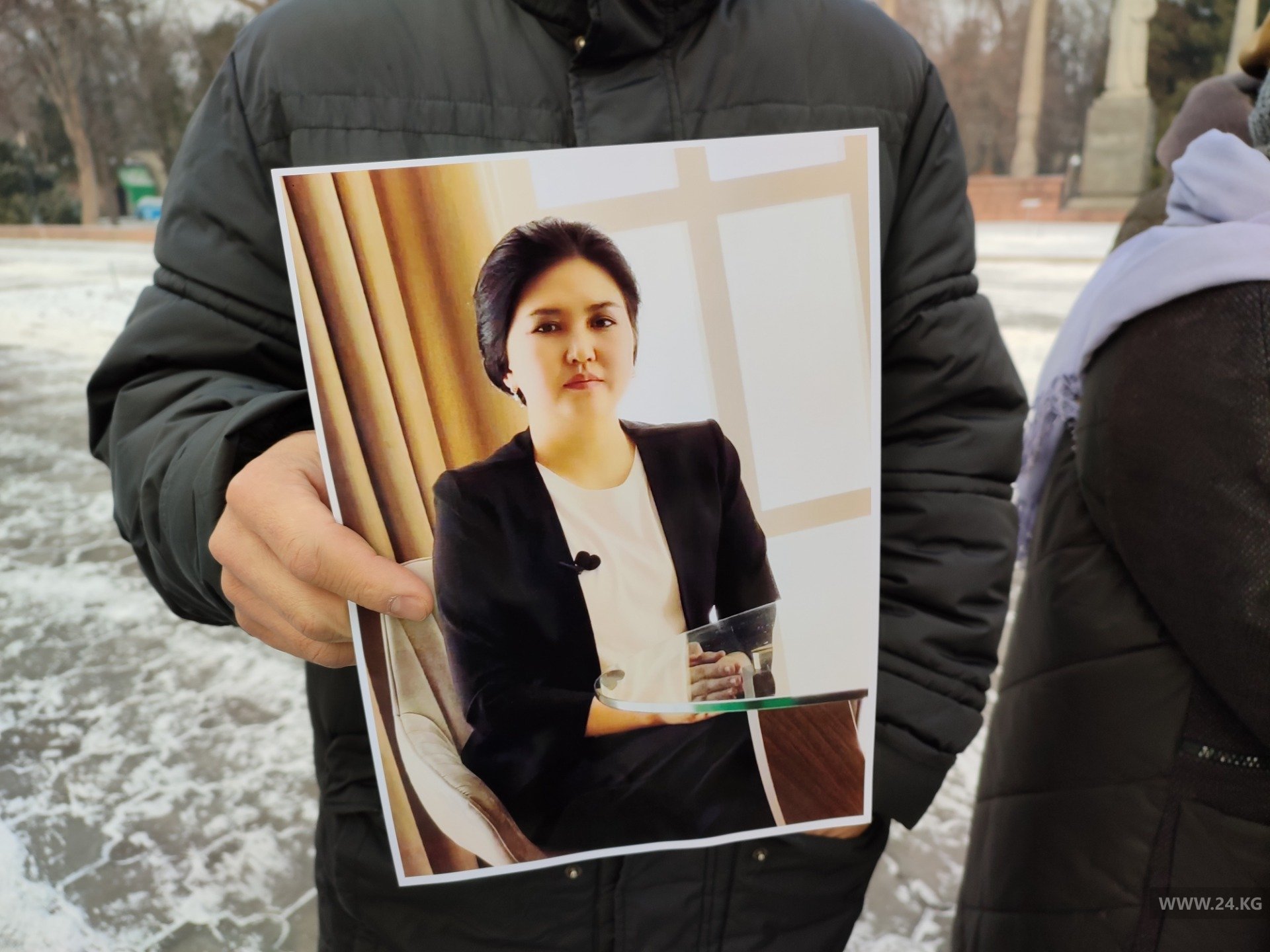 В Бишкеке родственники задержанных активистов вновь вышли на акцию
