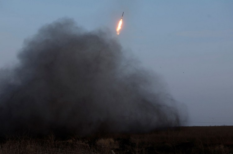 Украинская система залпового огня «Град» запускает ракету на линии фронта. 25 декабря 2022 года
