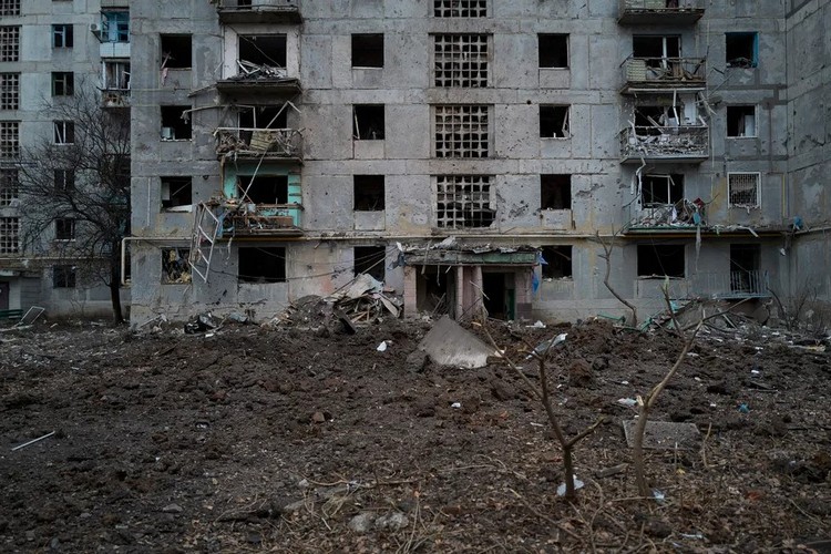 Сильно поврежденный обстрелами жилой дом в Бахмуте (Артемовск). В городе, где до войны жило более 70 тысяч человек, теперь остались в основном пенсионеры