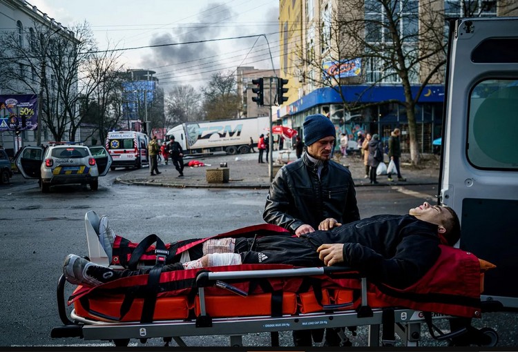 Один из пострадавших при обстреле Херсона на носилках скорой помощи