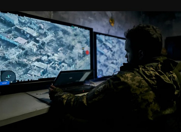Украинский военнослужащий из командного центра в Бахмуте наблюдает за трансляцией, которая ведется беспилотником