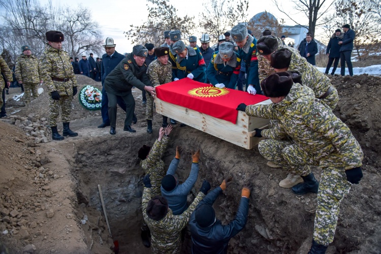 В «Ата-Бейите» похоронили пограничника Дастана Анарбекова