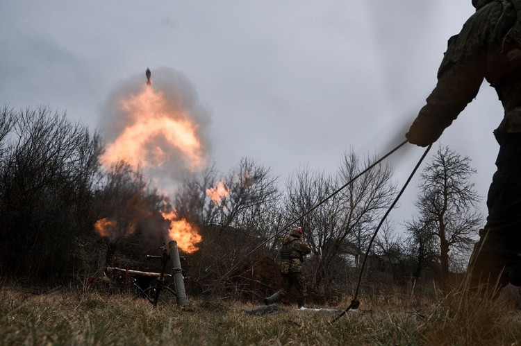 Украинские военные ведут огонь из миномета по российским позициям под Бахмутом