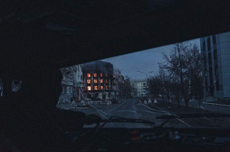 Горящее здание в Бахмуте
