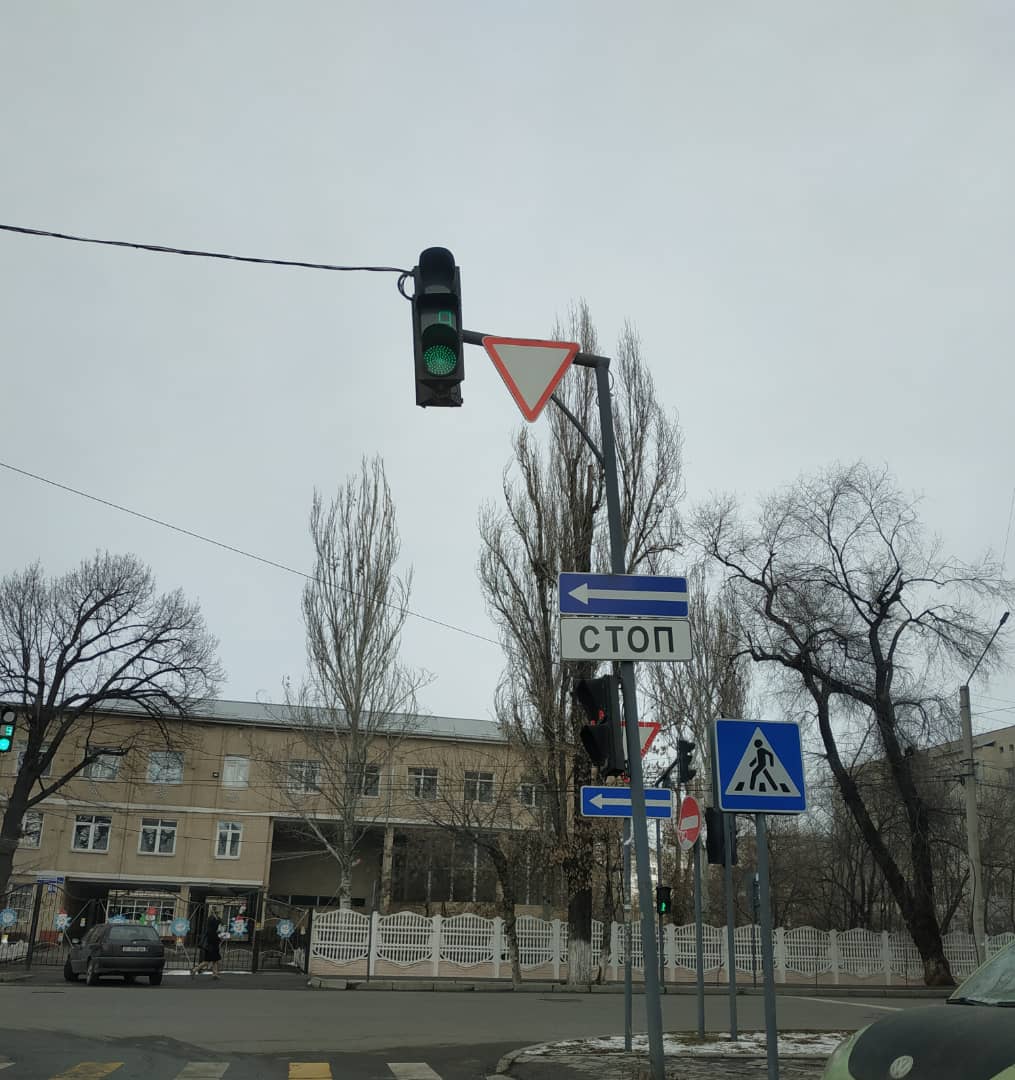 Дорожный знак в Бишкеке