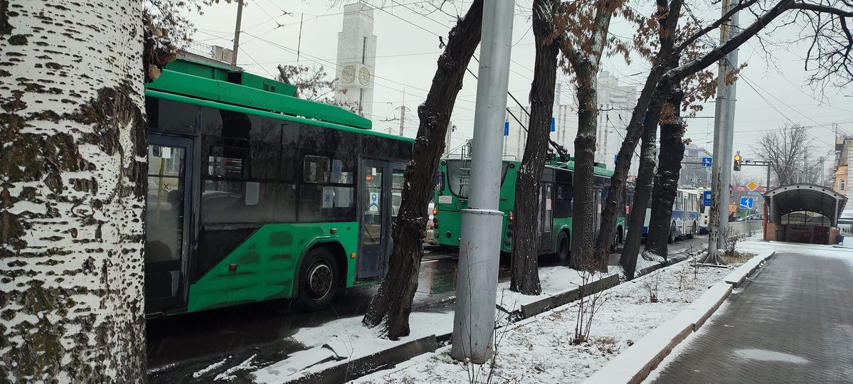 В центре Бишкека из-за отключения электричества с линии сошли троллейбусы
