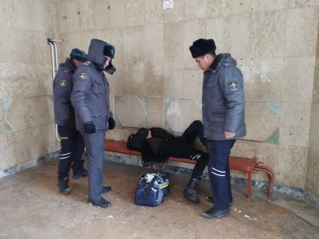 В Караколе милиционеры доставили в приюты 13 бездомных