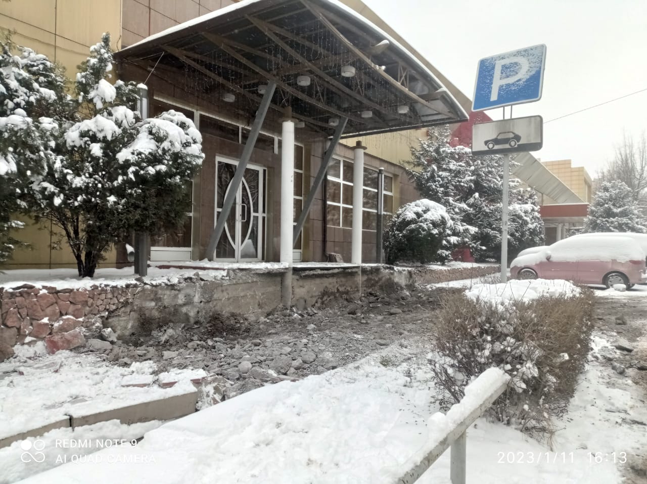 На улице Элебаева снесли незаконную постройку