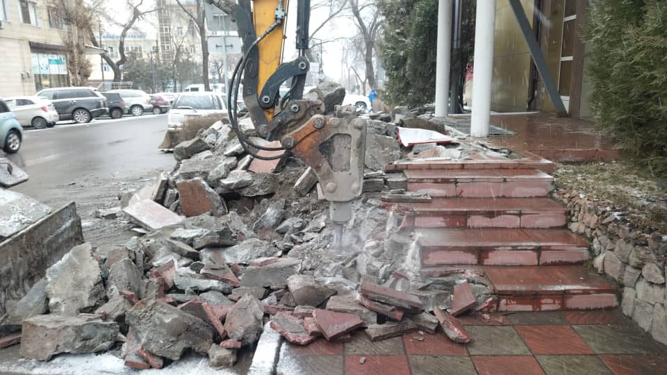 На улице Элебаева снесли незаконную постройку