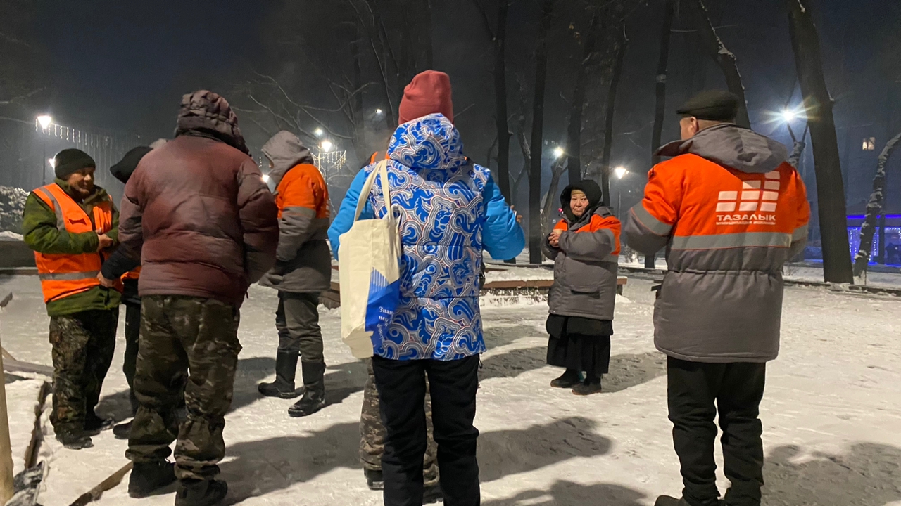 Ночью жители столицы угощали рабочих горячим чаем