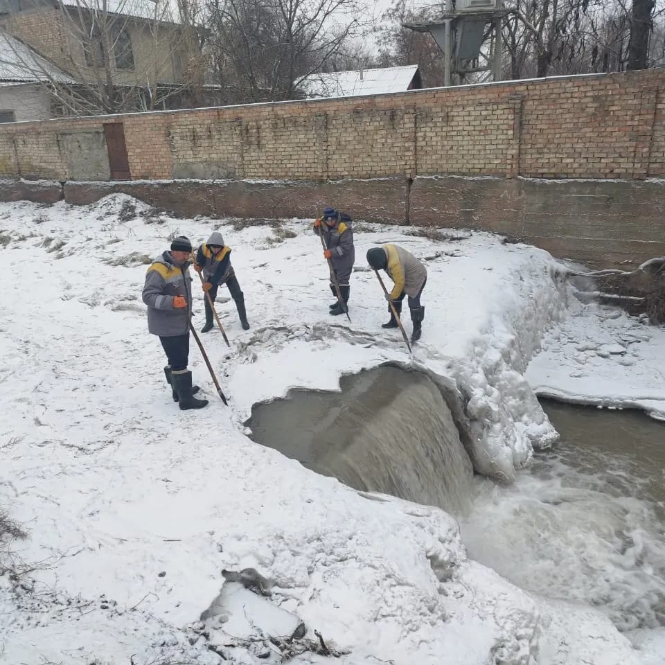 Городские службы Бишкека продолжают устарнять ледяной затор на реке Ала-Арче