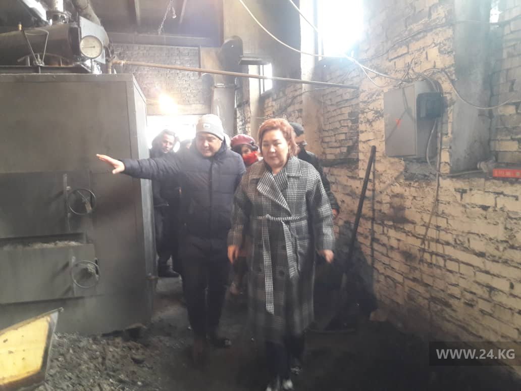 Комиссия из акимиата. на фоне видна старая печь