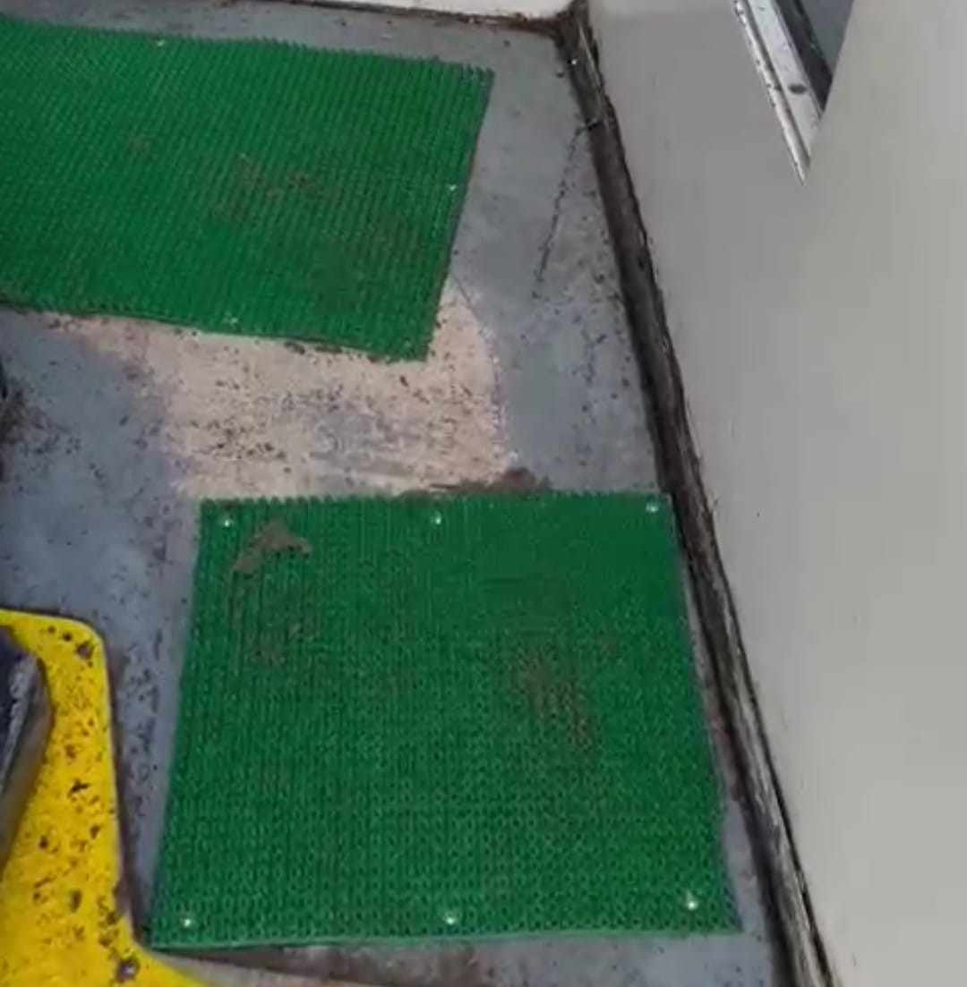 В столичных троллейбусах появились нескользящие коврики