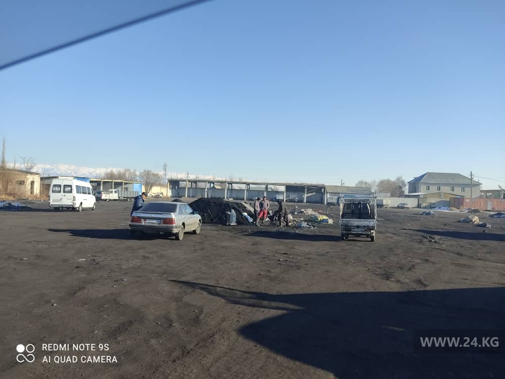 Одна из угольных баз города Каракола