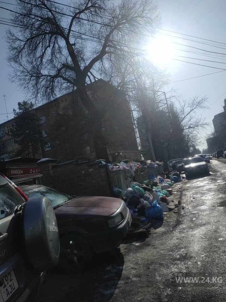 Бишкекчане продолжают жаловаться на несвоевременный вывоз мусора