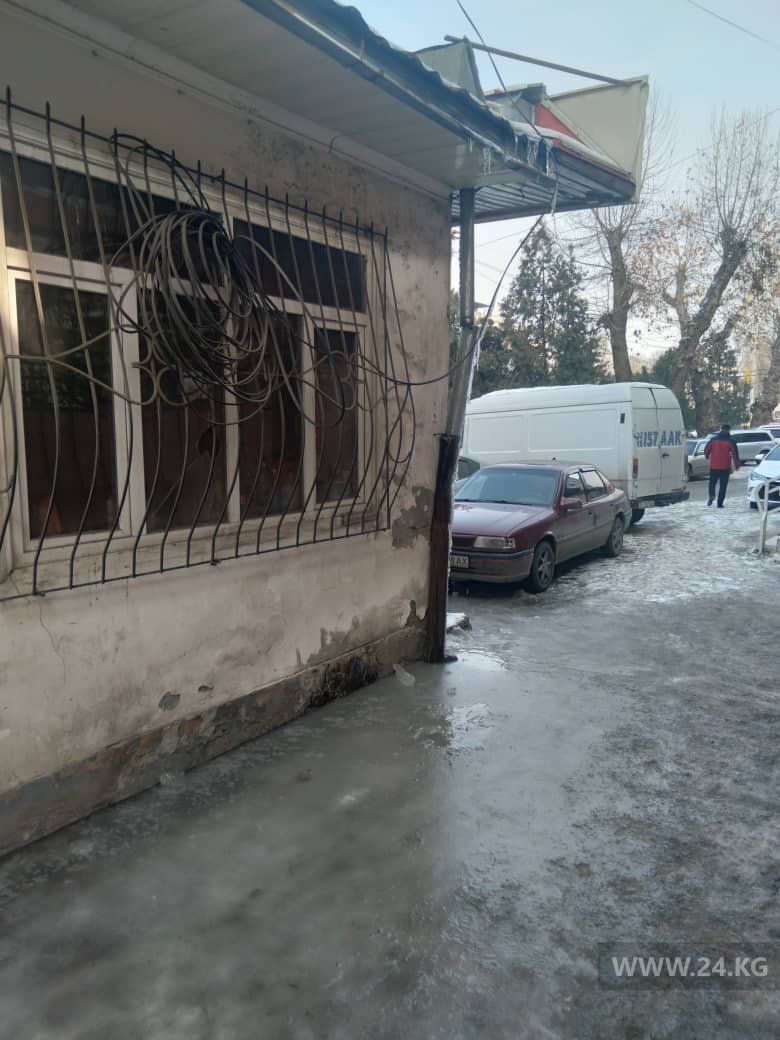 Жительница Оша просит мэрию обратить внимание на обледеневший тротуар