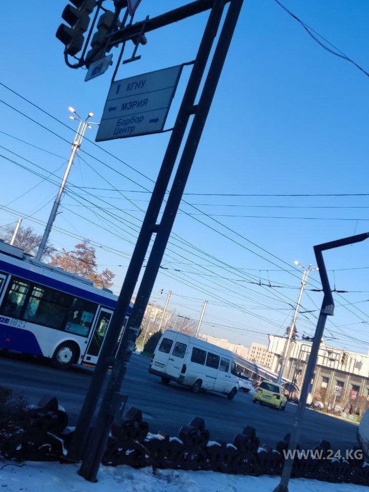 В Бишкеке в центре города днем горит уличное освещение
