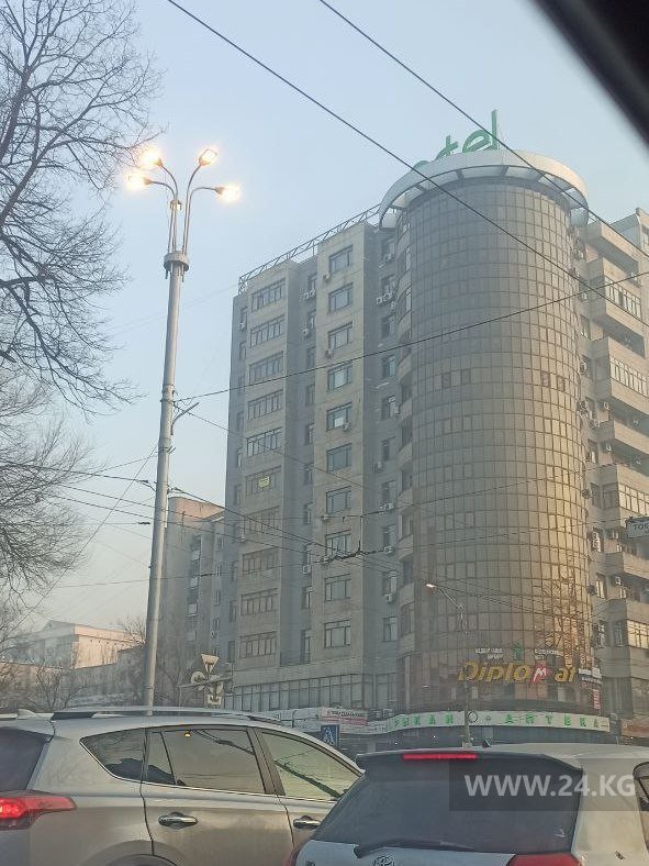 В Бишкеке в центре города днем горит уличное освещение