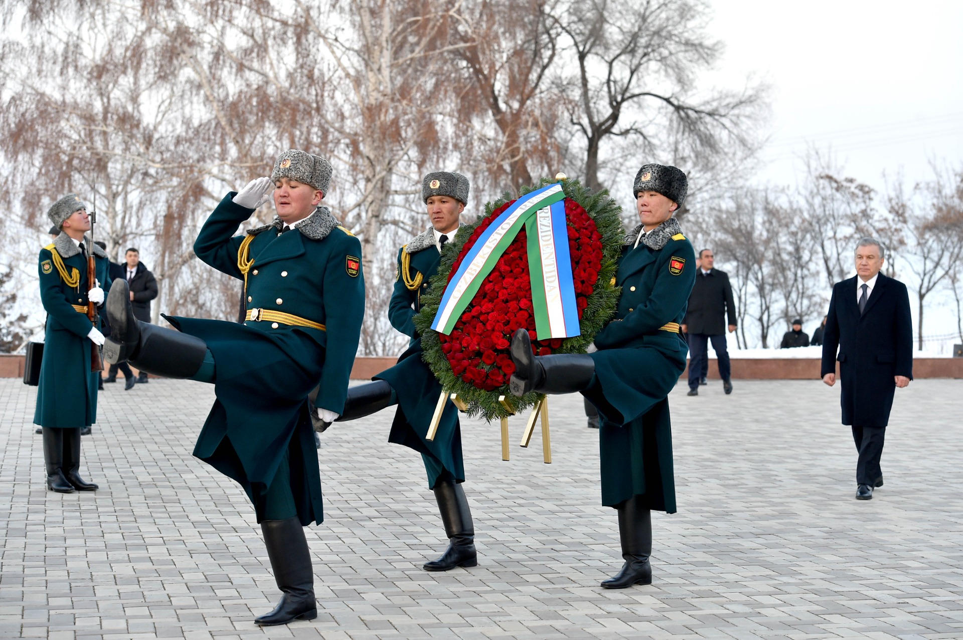Шавкат Мирзиеев посетил мемориальный комплекс «Ата-Бейит»