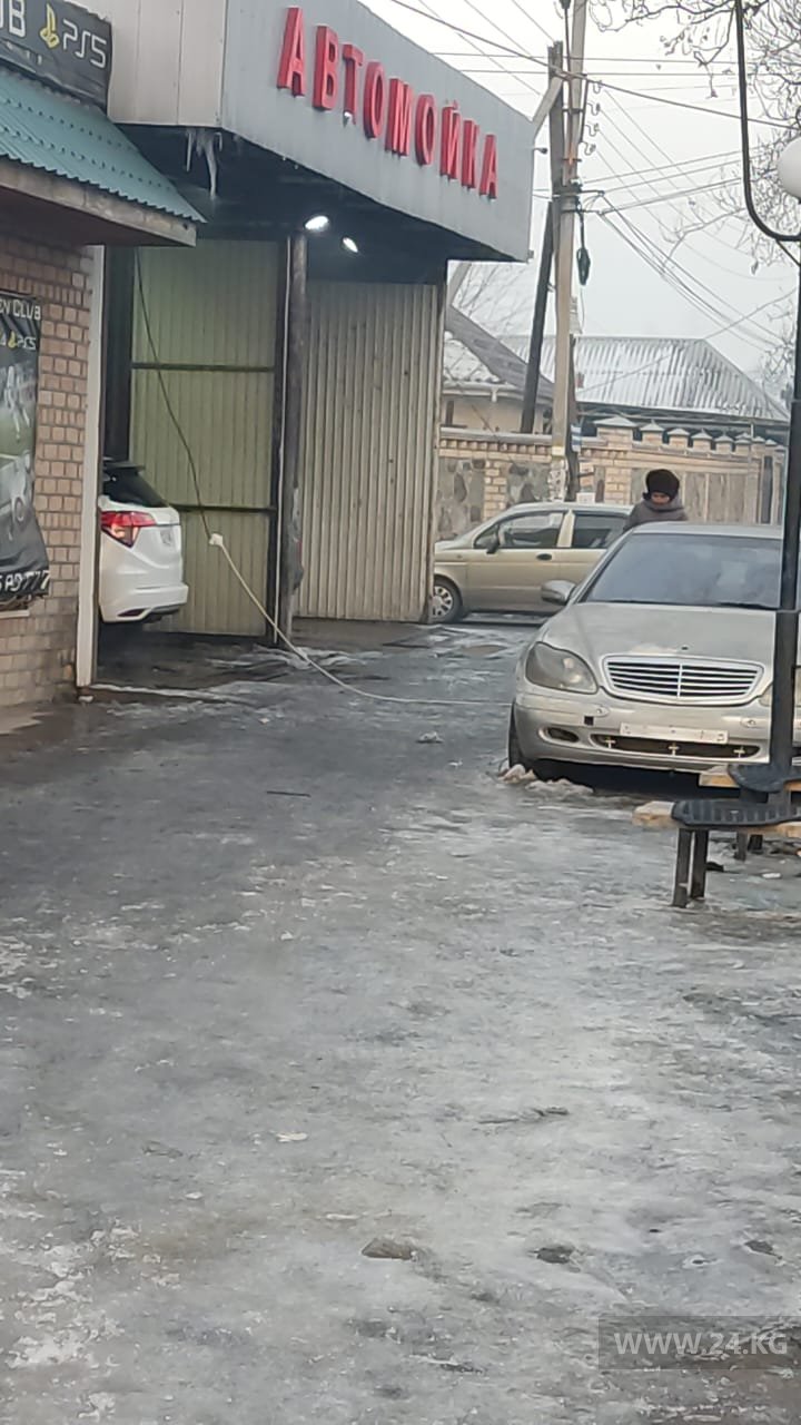 Автомойка на тротуаре