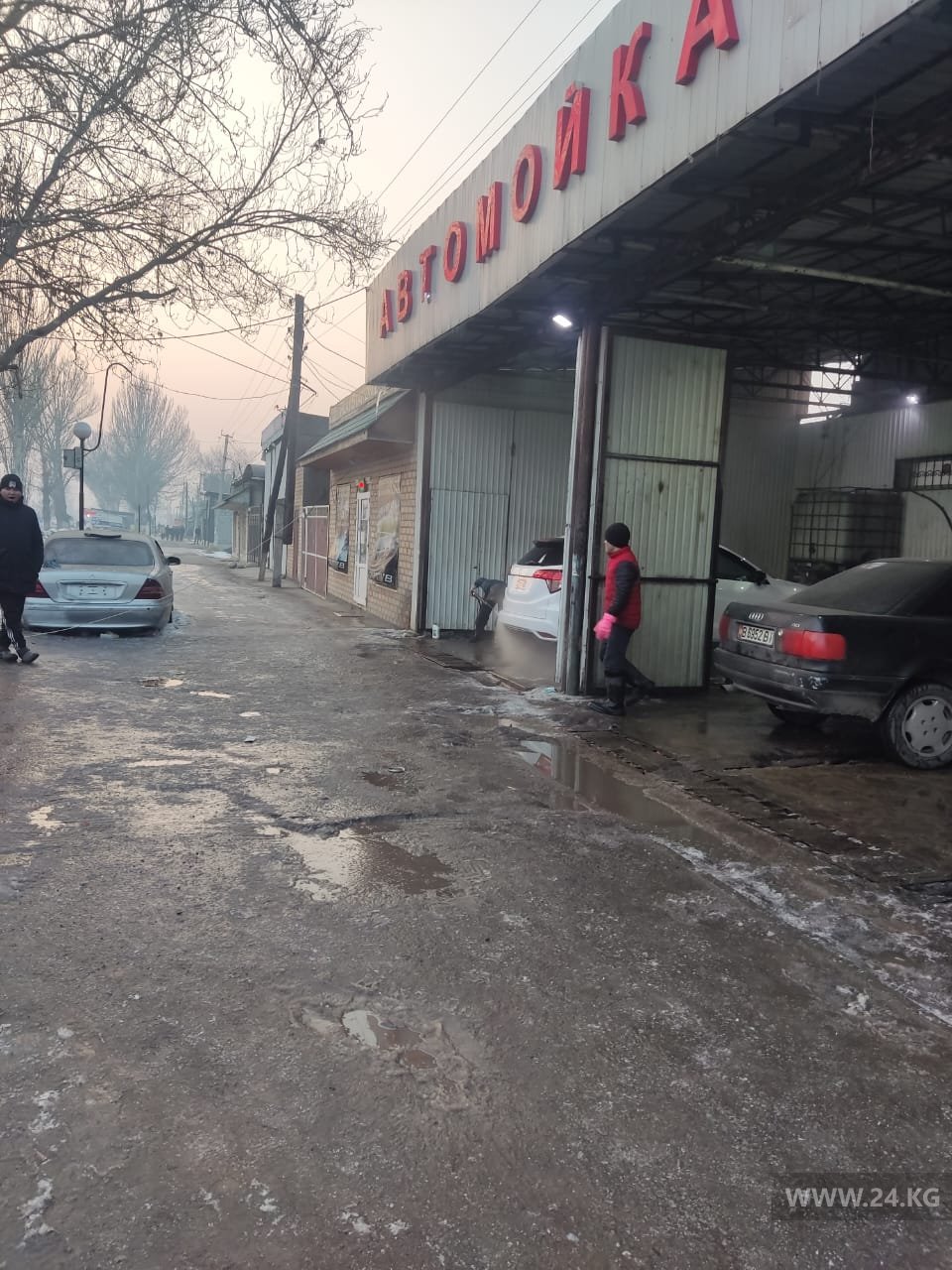 Автомойка на тротуаре