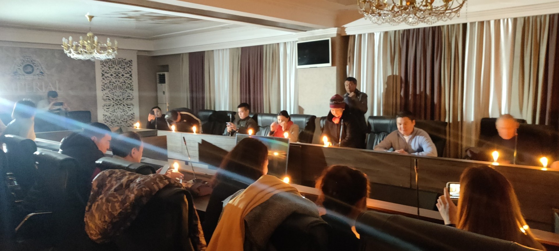 На круглом столе адвокатов членов комитета по поддержке Кемпир-Абадского водохранилища отключили свет