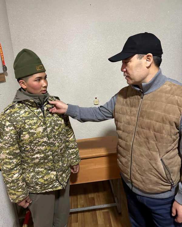 Садыр Жапаров ознакомился с условиями службы солдат