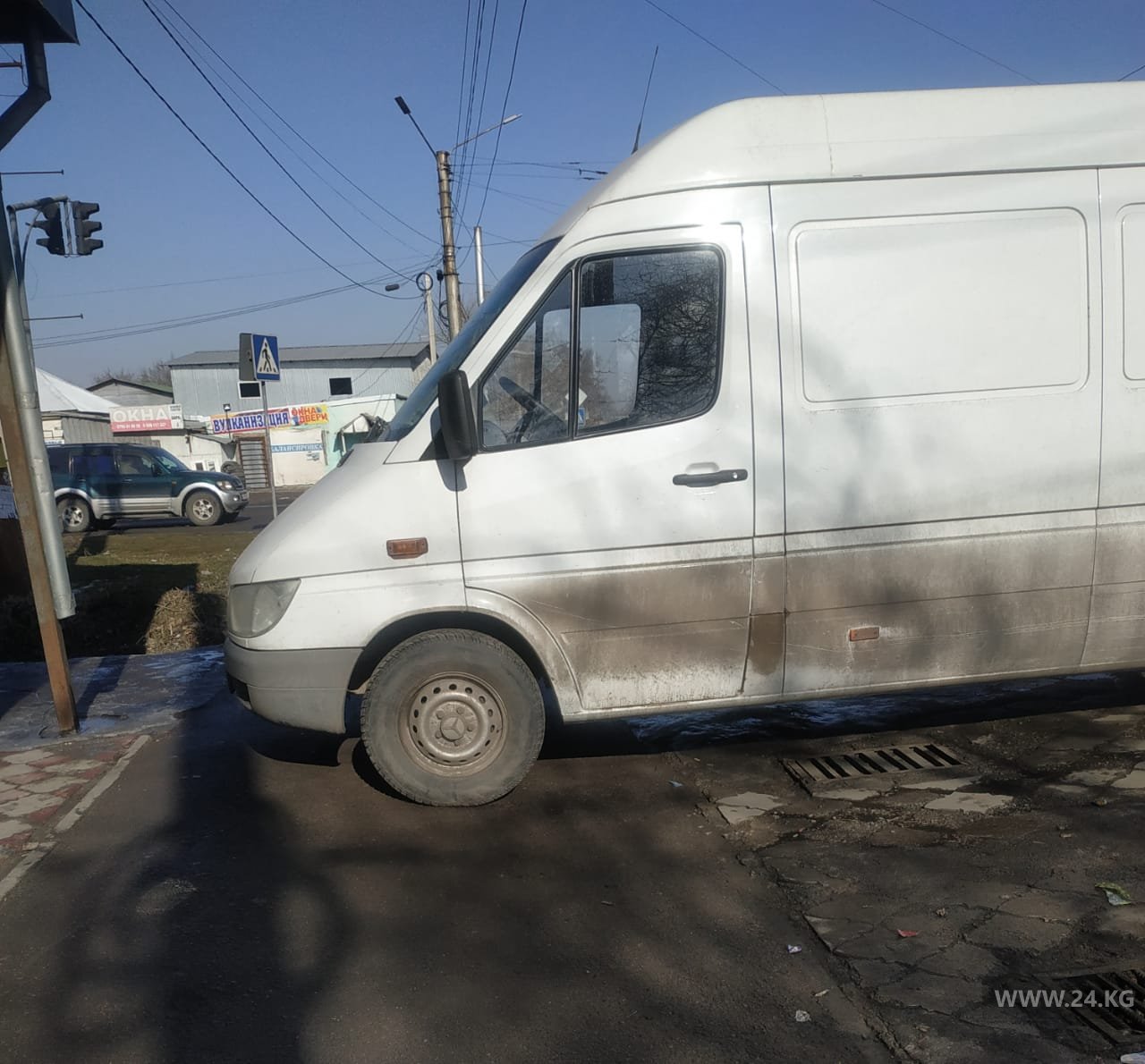 Машина на разметке пешеходного перехода