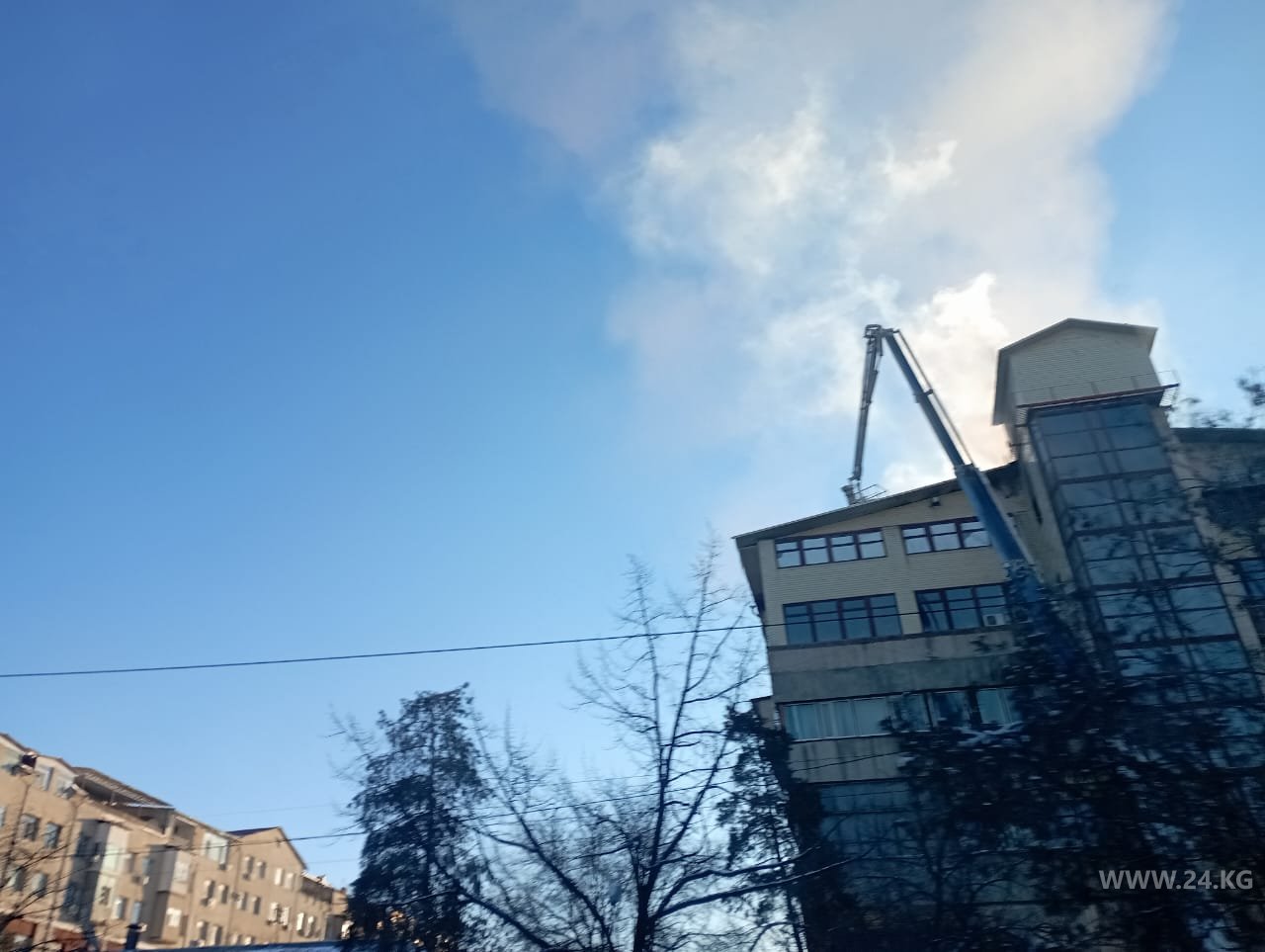 В здании, где расположена баня «С легким паром», пожар