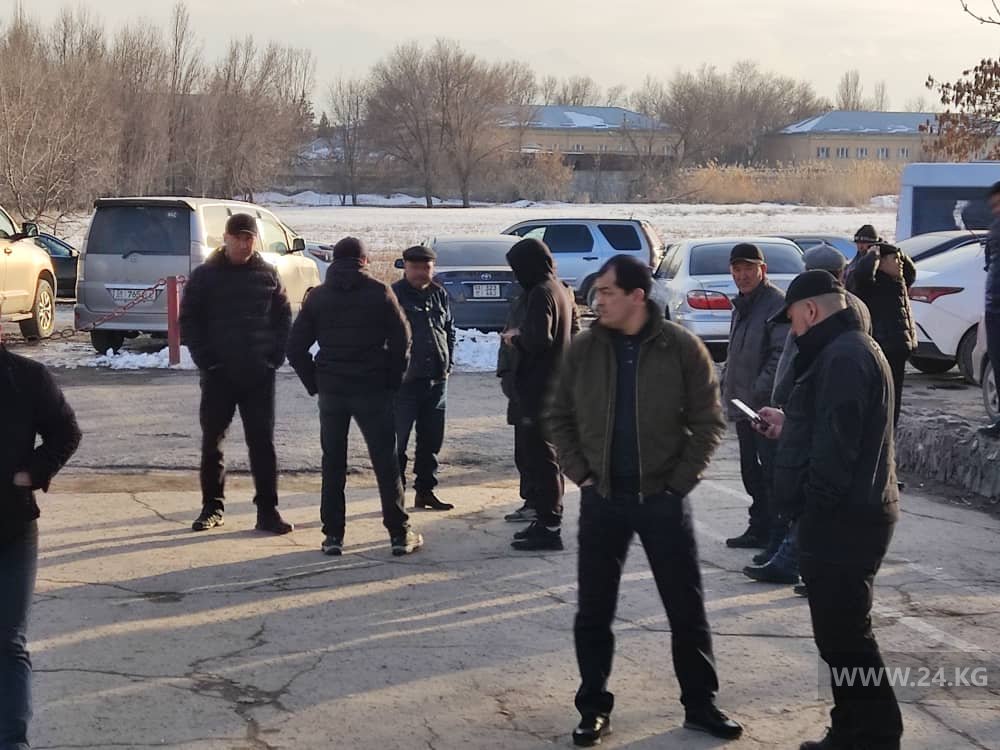 Сторонники Алмазбека Атамбаева ждут у колонии