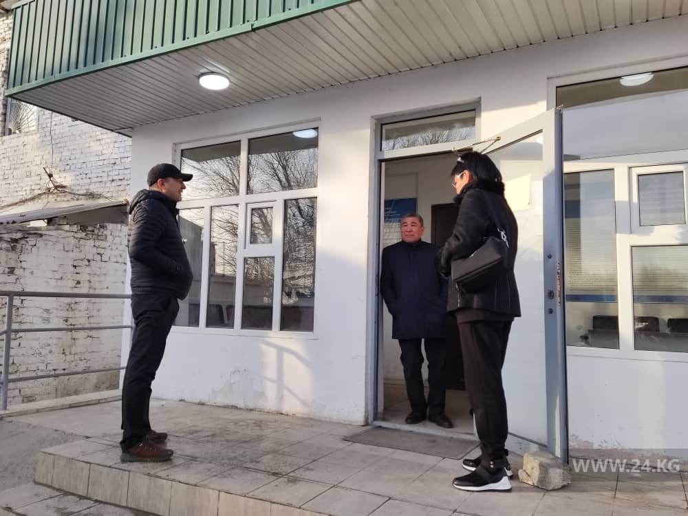 Сторонники Алмазбека Атамбаева ждут у колонии