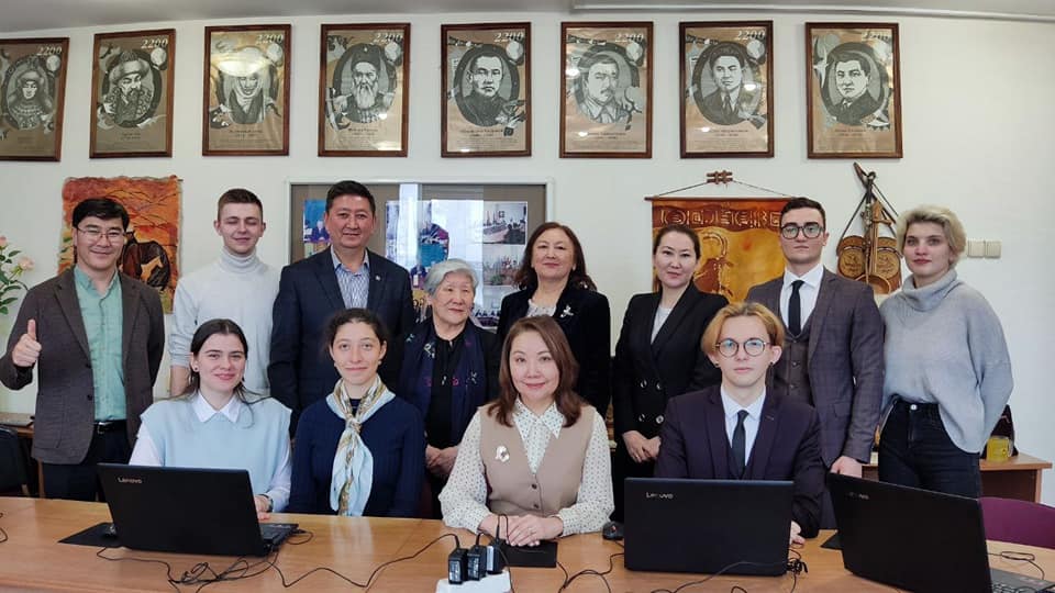 В Московском государственном лингвистическом университете прошел флешмоб, посвященный кыргызскому языку