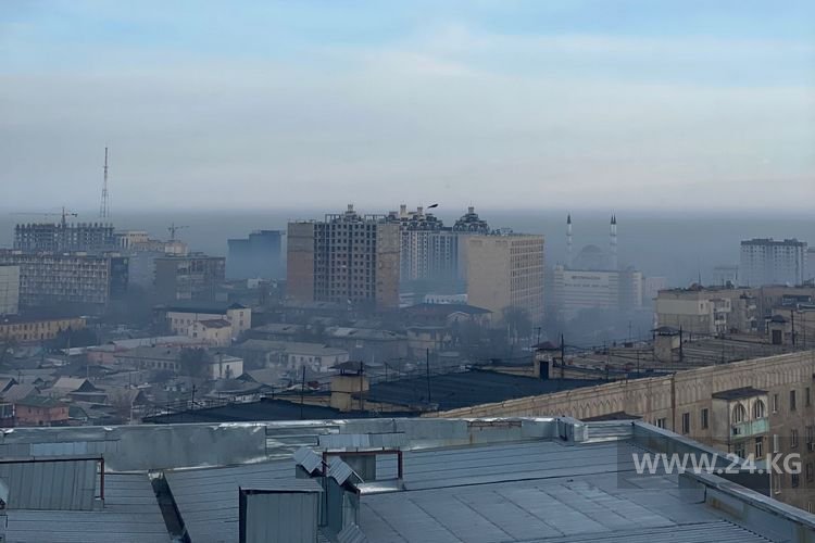Ставший привычным пейзаж Бишкека, погруженного в смог