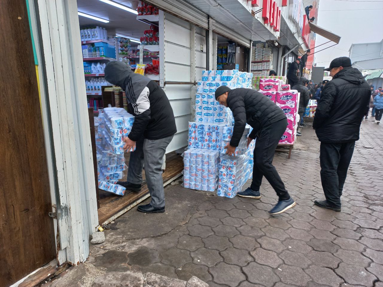 На Орто-Сайском рынке убирают незаконно установленные объекты
