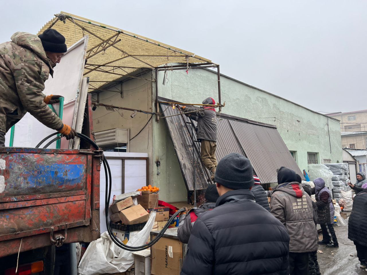 На Орто-Сайском рынке убирают незаконно установленные объекты