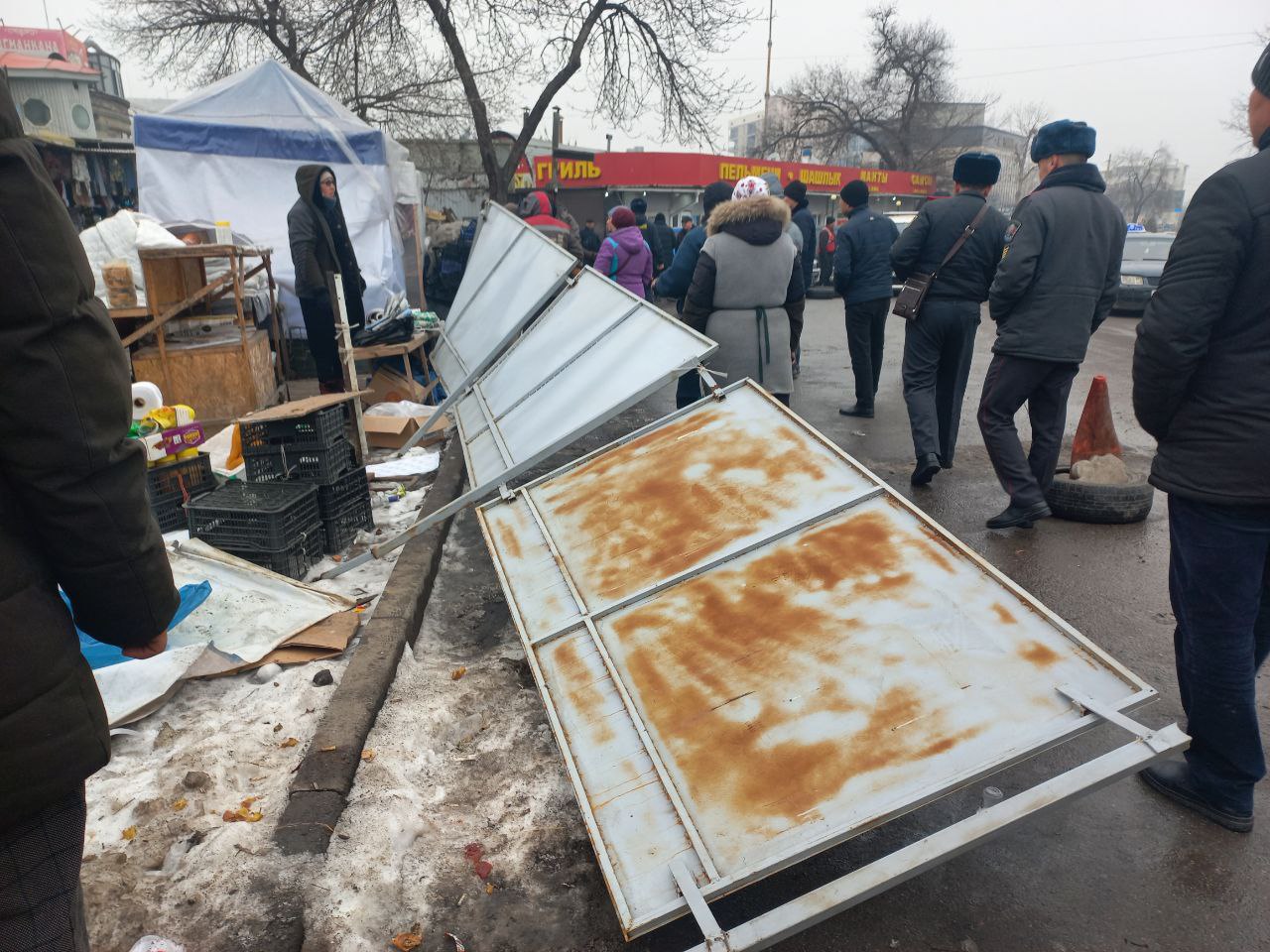 На Орто-Сайском рынке убирают незаконно установленные объекты