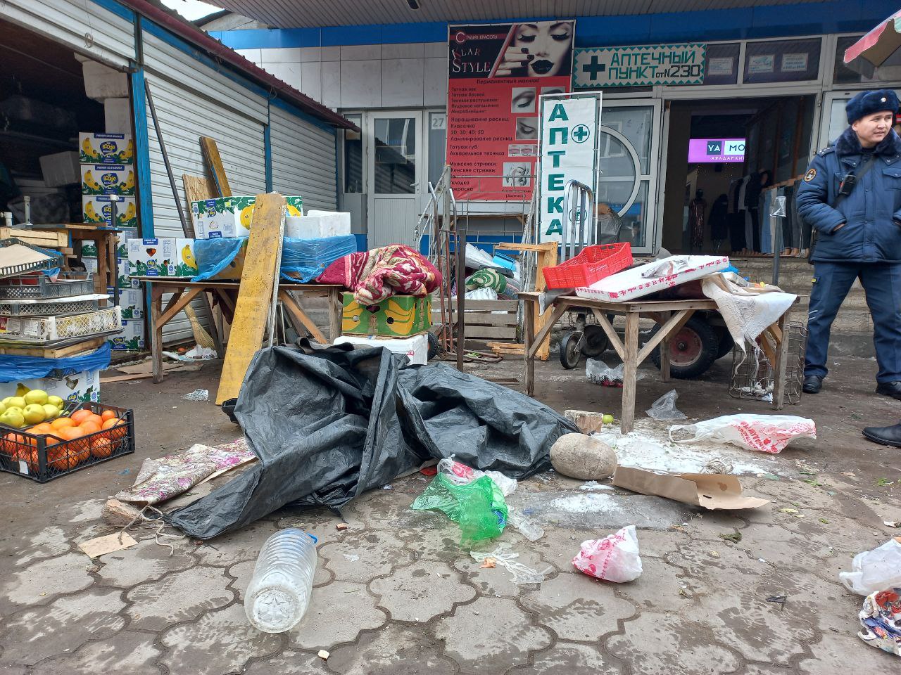 На Орто-Сайском рынке убирают незаконно установленные объекты