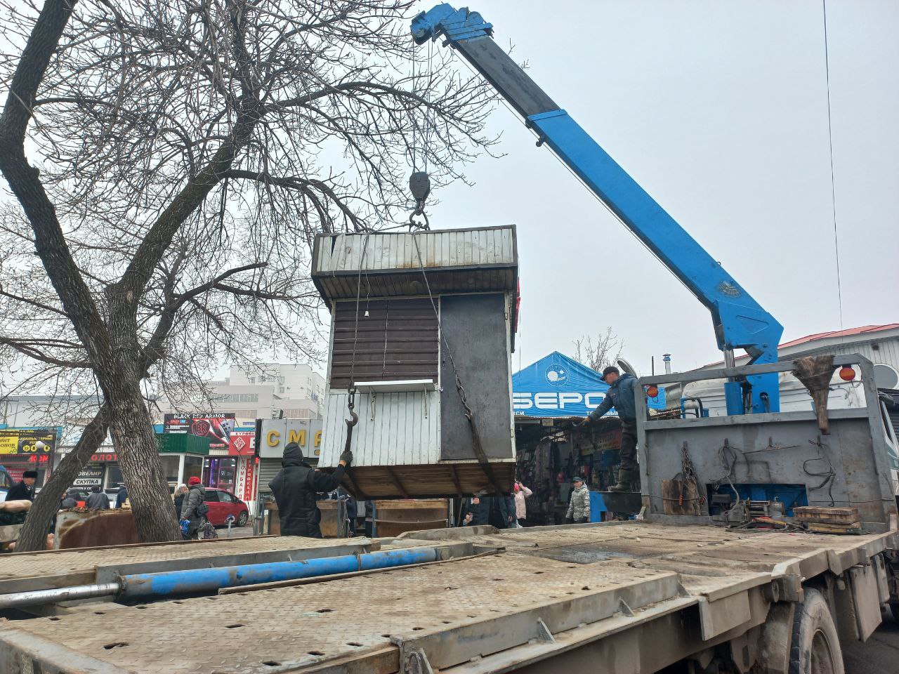 На Орто-Сайском рынке убирают незаконно установленные объекты
