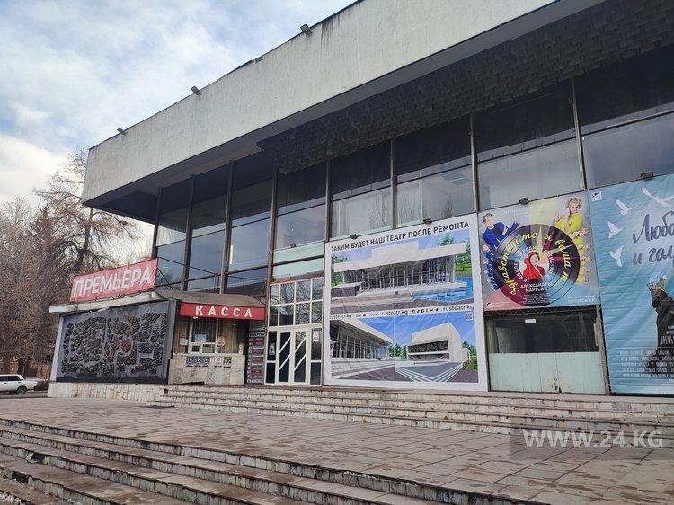 Главный вход в театр
