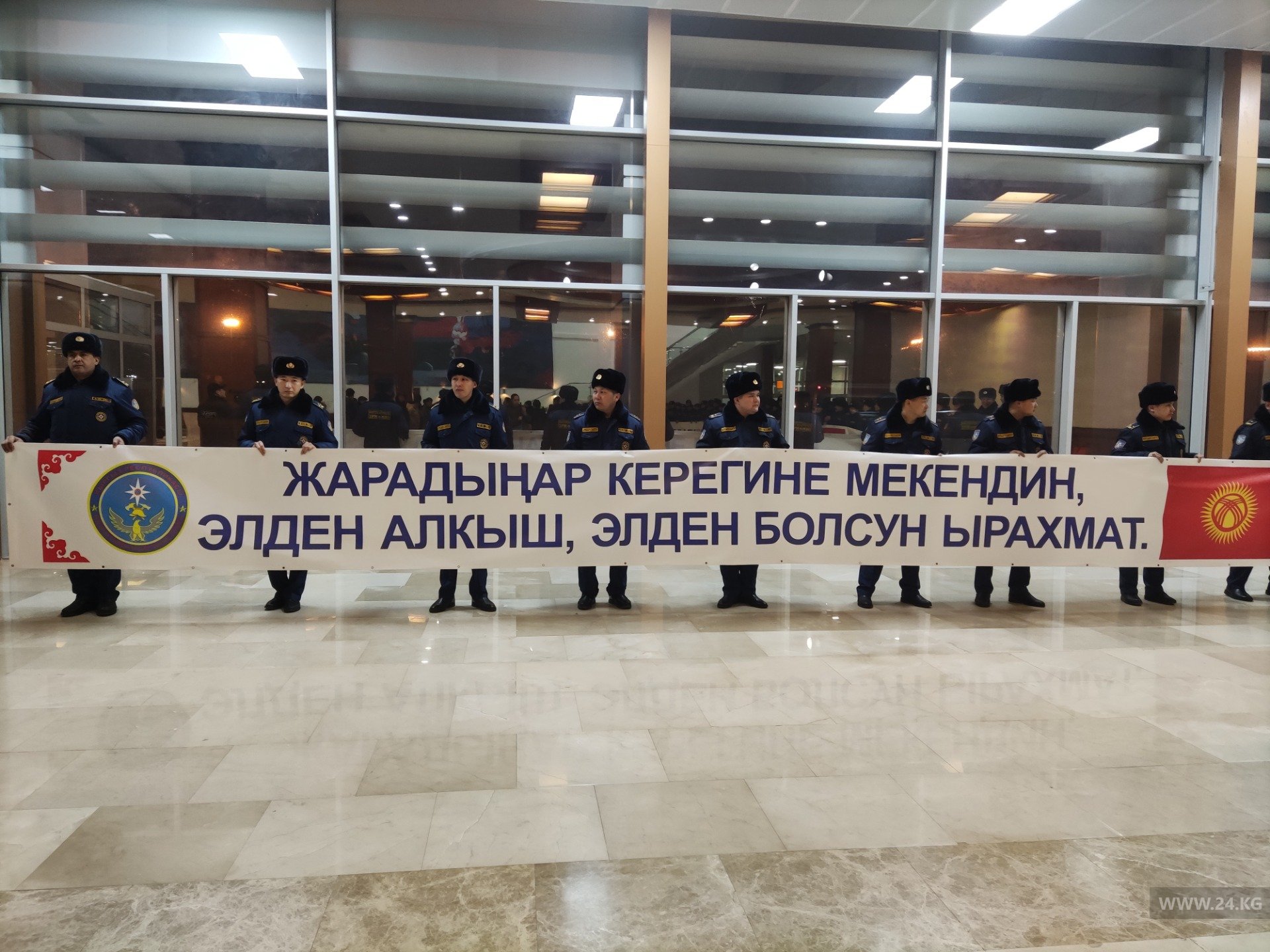 Кыргызстанских спасателей, работавших на месте землетрясения в Турции, встречали их коллеги