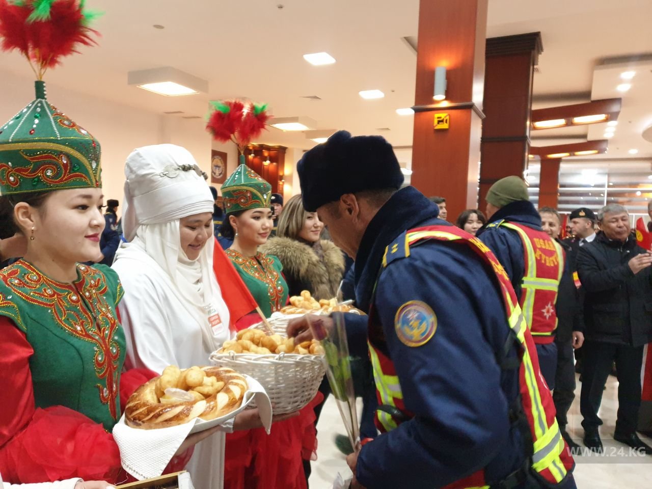 Спасателей встречали хлебом с маслом