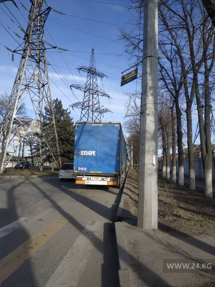 Фуры с углем возле ТЭЦ