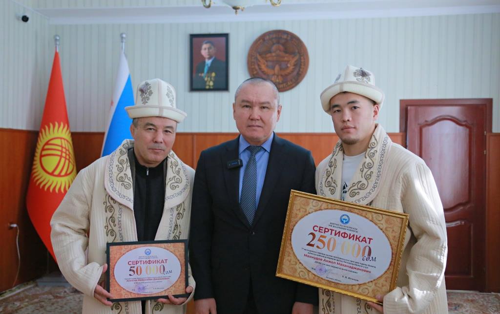 Акжолу Махмудову и его тренеру вручили денежное вознаграждение