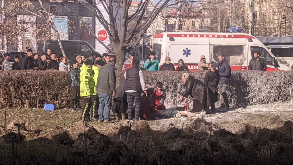 В Бишкеке возле КРСУ мужчина пытался себя сжечь