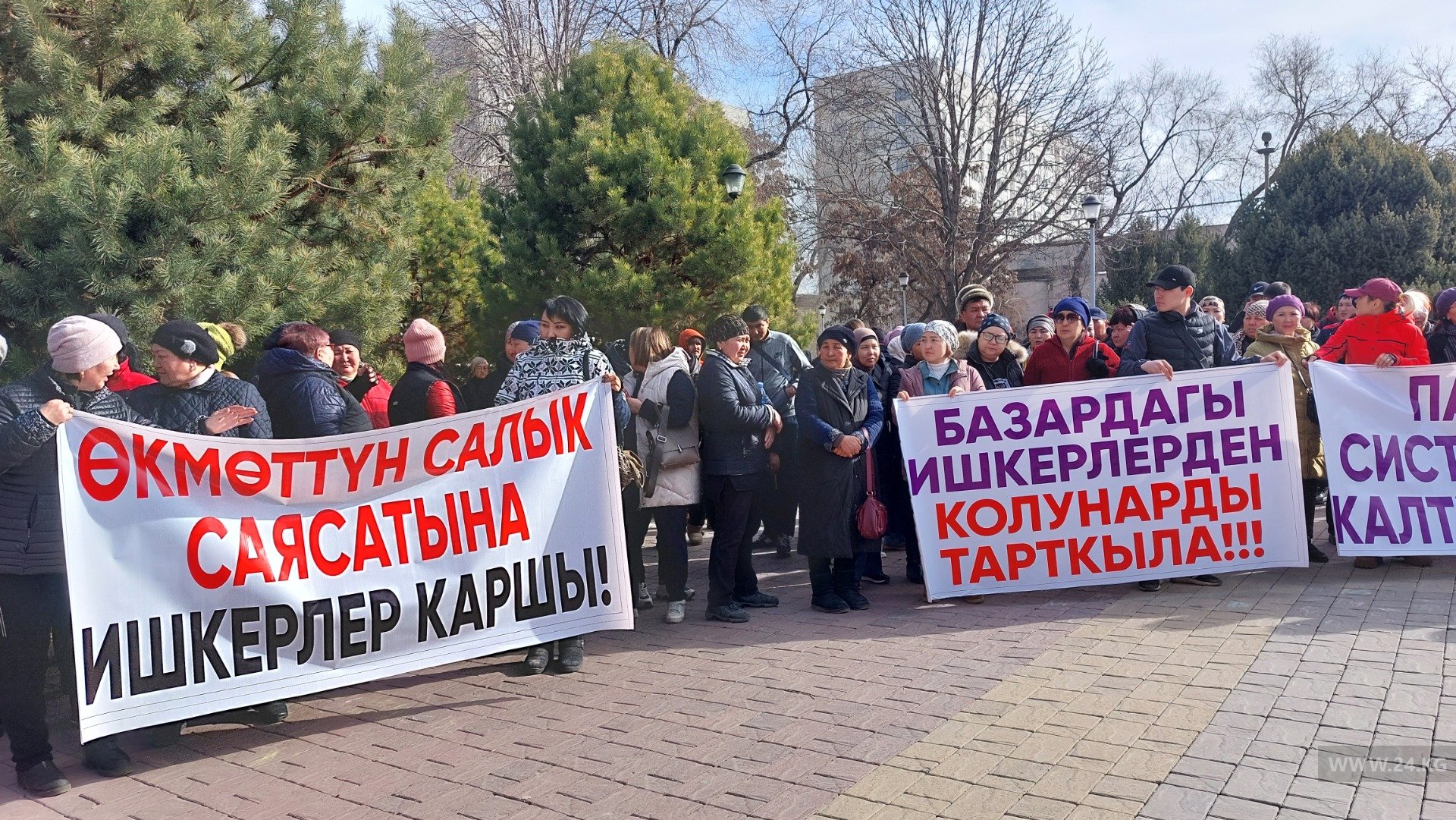 В Бишкеке митингуют торговцы нескольких рынков
