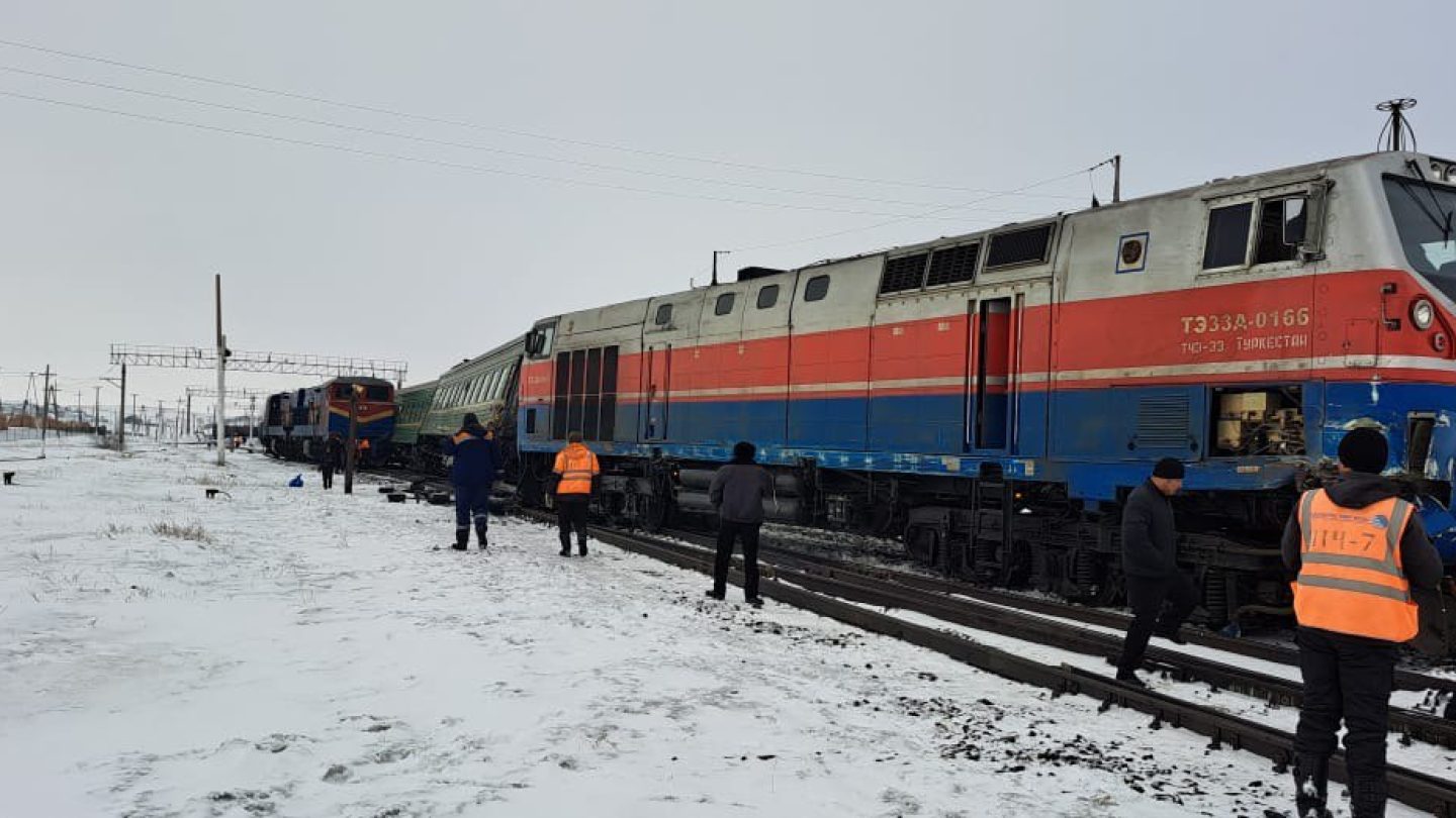 На западе Казахстана поезд по маршруту Бишкек — Самара столкнулся с тепловозом