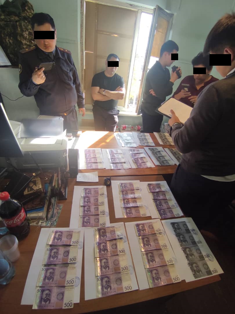 В Токмаке старшего следователя задержали за вымогательство взятки